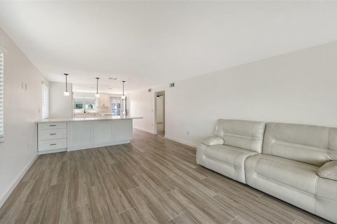 House in Longboat Key, Florida 2 bedrooms, 120.77 sq.m. № 2167531 - photo 15