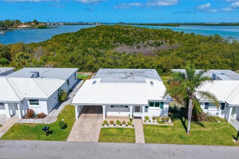 House in Longboat Key, Florida 2 bedrooms, 120.77 sq.m. № 2167531
