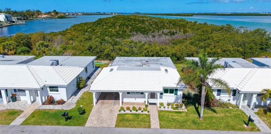 House in Longboat Key, Florida 2 bedrooms, 120.77 sq.m. № 2167531