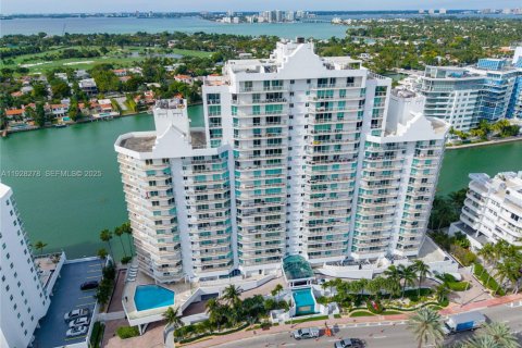 Condominio en Miami Beach, Florida, 2 dormitorios  № 2034155