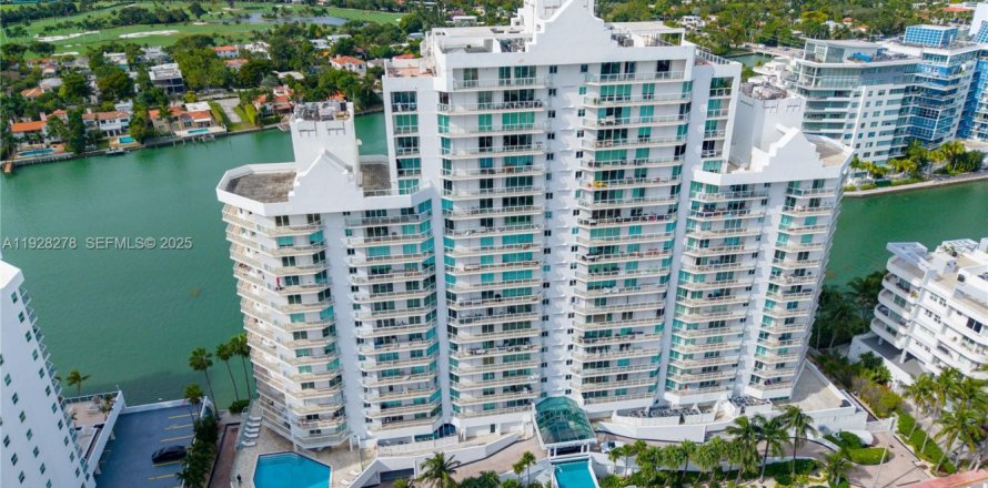 Condominio en Miami Beach, Florida, 2 dormitorios  № 2034155