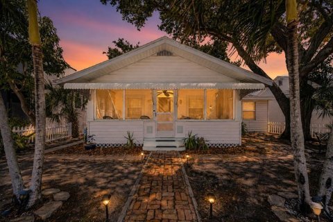 House in Saint Petersburg, Florida 5 bedrooms, 149.94 sq.m. № 2210484
