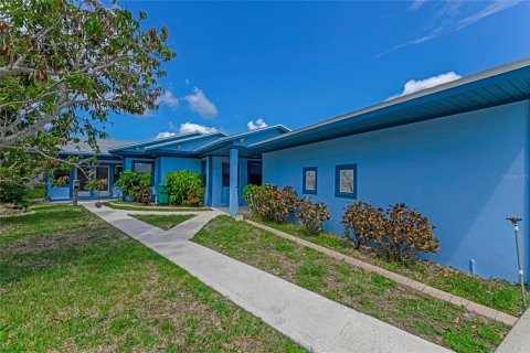 House in Port Orange, Florida 3 bedrooms, 175.59 sq.m. № 1765975 - photo 7
