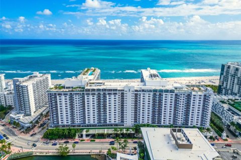 Condo in Miami Beach, Florida, 1 bedroom  № 2022695 - photo 2