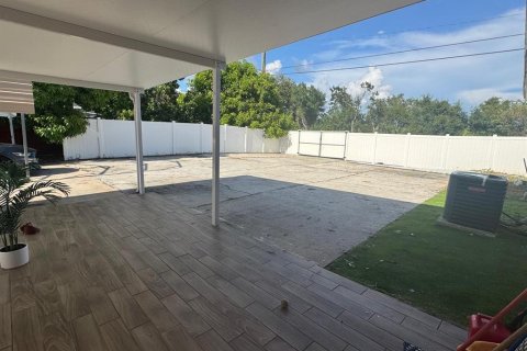 Casa en venta en Tampa, Florida, 3 dormitorios, 107.58 m2 № 1908708 - foto 12