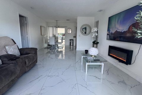 Casa en venta en Tampa, Florida, 3 dormitorios, 107.58 m2 № 1908708 - foto 2
