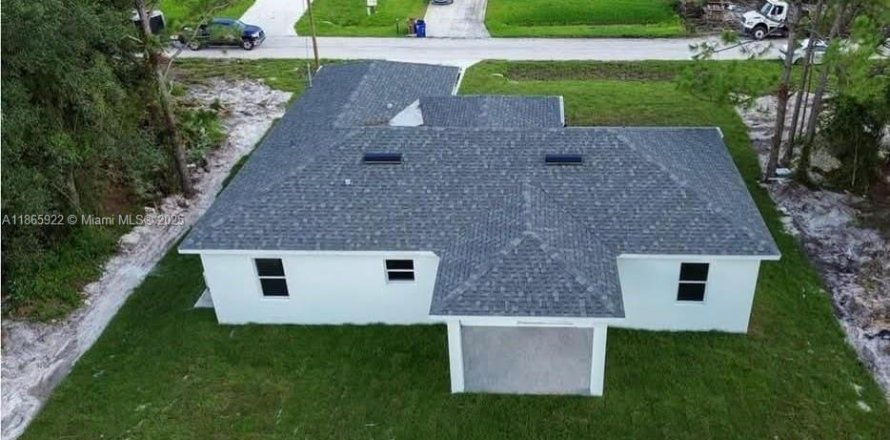 House in Lehigh Acres, Florida 3 bedrooms № 1895739