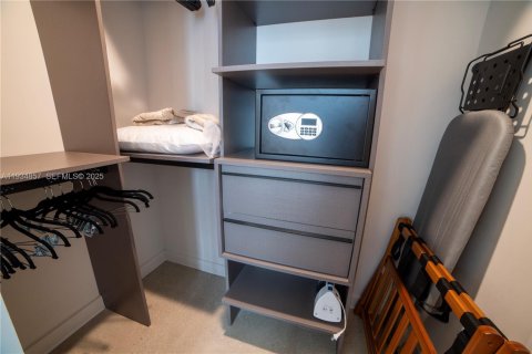 Condo in Miami, Florida, 1 bedroom  № 1994116 - photo 12