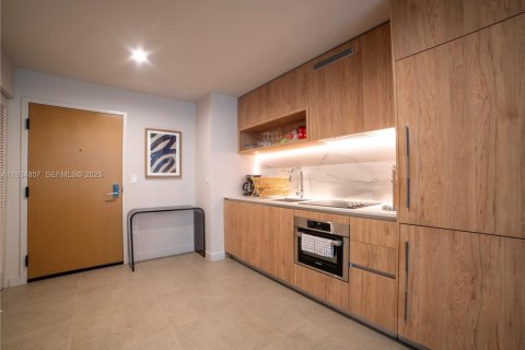 Condo in Miami, Florida, 1 bedroom  № 1994116 - photo 5