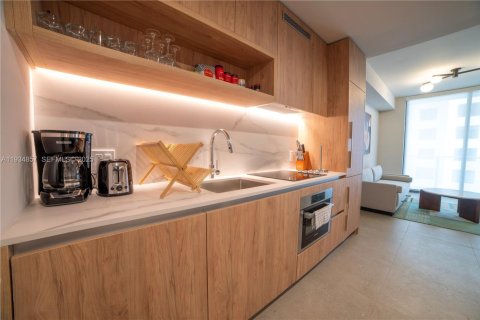 Condo in Miami, Florida, 1 bedroom  № 1994116 - photo 4