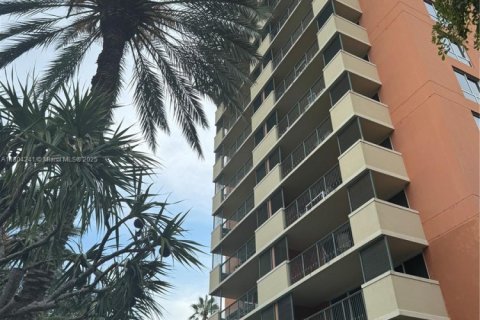 Condo in Miami, Florida, 1 bedroom  № 1937768 - photo 1