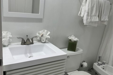 Condominio en alquiler en Miami, Florida, 1 dormitorio, 63.17 m2 № 1937768 - foto 13