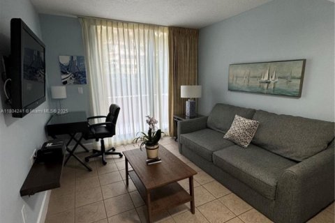 Condominio en alquiler en Miami, Florida, 1 dormitorio, 63.17 m2 № 1937768 - foto 17
