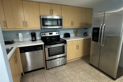 Condo in Miami, Florida, 1 bedroom  № 1937768 - photo 10