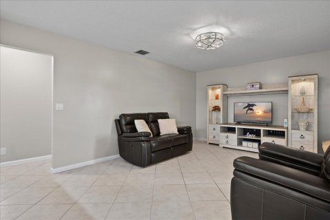 House in Loxahatchee Groves, Florida 3 bedrooms, 170.2 sq.m. № 2378401 - photo 14