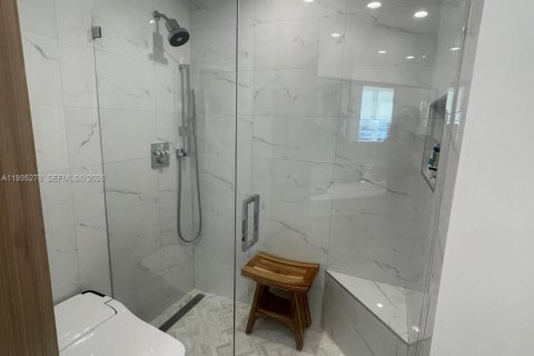 Condo in Miami, Florida, 1 bedroom  № 1996431 - photo 11