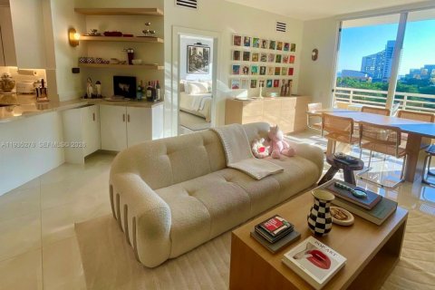 Condo in Miami, Florida, 1 bedroom  № 1996431 - photo 3