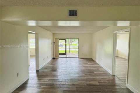 Condo in Plantation, Florida, 2 bedrooms  № 1974632 - photo 4