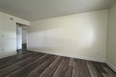 Condo in Plantation, Florida, 2 bedrooms  № 1974632 - photo 24