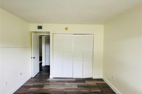 Condo in Plantation, Florida, 2 bedrooms  № 1974632 - photo 11