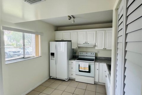 Condo in Plantation, Florida, 2 bedrooms  № 1974632 - photo 8