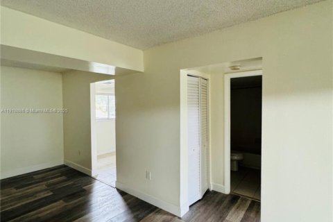 Condo in Plantation, Florida, 2 bedrooms  № 1974632 - photo 15