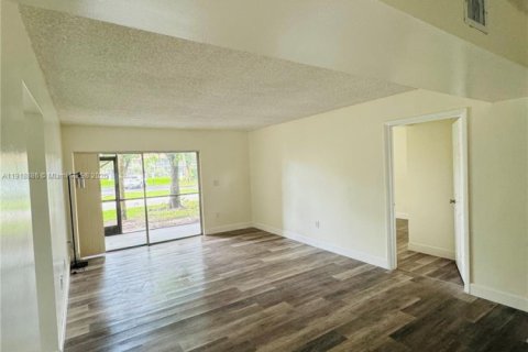 Condo in Plantation, Florida, 2 bedrooms  № 1974632 - photo 17