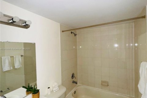 Condo in Plantation, Florida, 2 bedrooms  № 1974632 - photo 16