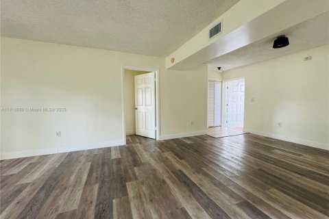 Condo in Plantation, Florida, 2 bedrooms  № 1974632 - photo 21