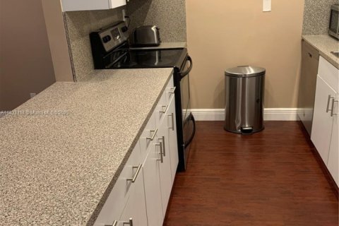 Touwnhouse à louer à South Miami, Floride: 2 chambres, 93.55 m2 № 1813866 - photo 6