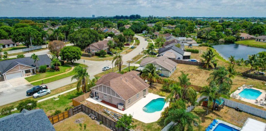 House in Sunrise, Florida 3 bedrooms, 133.69 sq.m. № 1178621