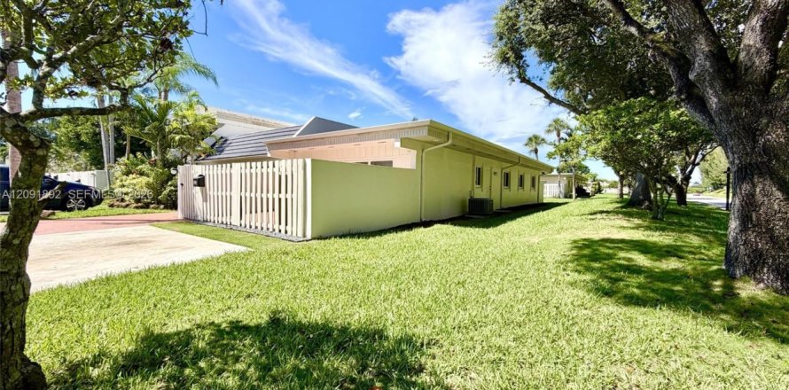 Touwnhouse à Miami, Floride 3 chambres, 130.81 m2 № 2376152