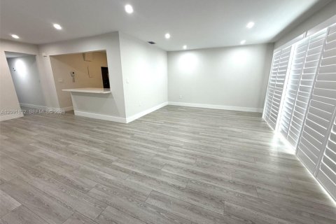 Touwnhouse à vendre à Miami, Floride: 3 chambres, 130.81 m2 № 2376152 - photo 3
