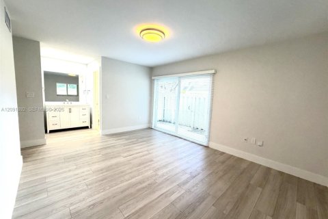 Touwnhouse à vendre à Miami, Floride: 3 chambres, 130.81 m2 № 2376152 - photo 8