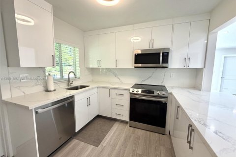 Touwnhouse à vendre à Miami, Floride: 3 chambres, 130.81 m2 № 2376152 - photo 6