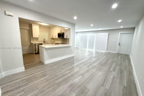 Touwnhouse à vendre à Miami, Floride: 3 chambres, 130.81 m2 № 2376152 - photo 4