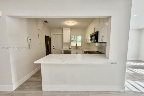 Touwnhouse à vendre à Miami, Floride: 3 chambres, 130.81 m2 № 2376152 - photo 5