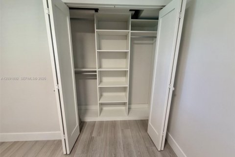 Touwnhouse à vendre à Miami, Floride: 3 chambres, 130.81 m2 № 2376152 - photo 13