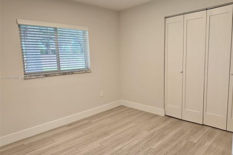 Touwnhouse à vendre à Miami, Floride: 3 chambres, 130.81 m2 № 2376152 - photo 12