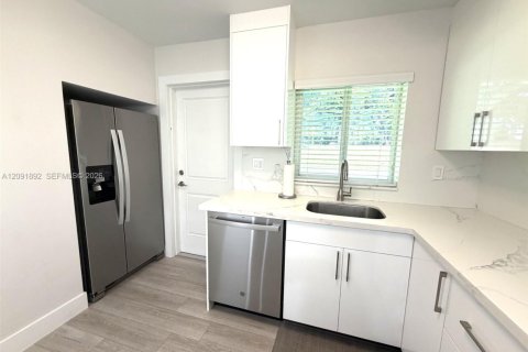 Touwnhouse à vendre à Miami, Floride: 3 chambres, 130.81 m2 № 2376152 - photo 7