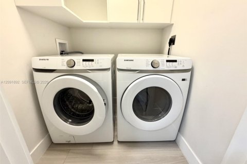 Touwnhouse à vendre à Miami, Floride: 3 chambres, 130.81 m2 № 2376152 - photo 16