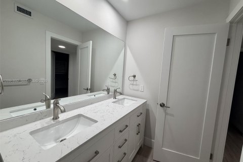 Touwnhouse à vendre à Miami, Floride: 3 chambres, 130.81 m2 № 2376152 - photo 15