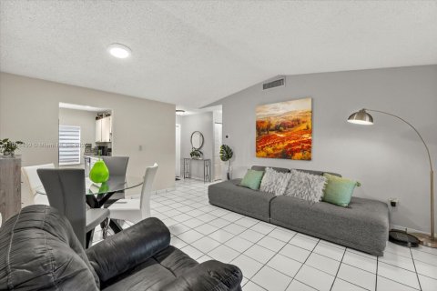 Townhouse in Miami, Florida 2 bedrooms, 77.57 sq.m. № 2015557 - photo 6