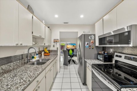 Townhouse in Miami, Florida 2 bedrooms, 77.57 sq.m. № 2015557 - photo 8