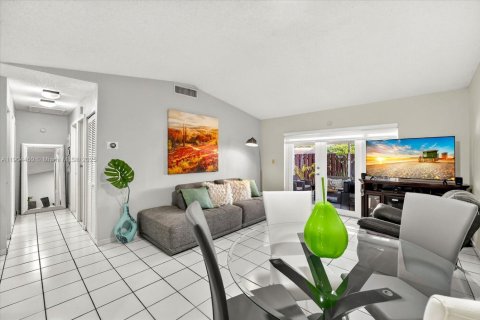 Townhouse in Miami, Florida 2 bedrooms, 77.57 sq.m. № 2015557 - photo 5