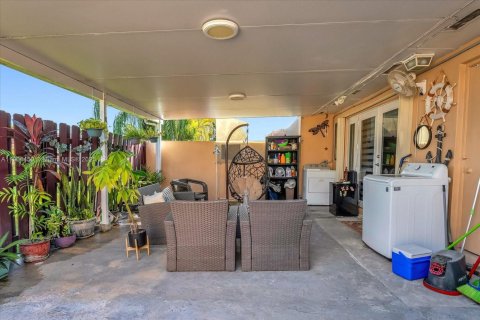 Townhouse in Miami, Florida 2 bedrooms, 77.57 sq.m. № 2015557 - photo 16