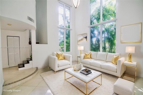 House in Coral Gables, Florida 3 bedrooms, 257.15 sq.m. № 1953860 - photo 9