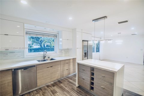 House in Coral Gables, Florida 3 bedrooms, 257.15 sq.m. № 1953860 - photo 16