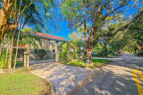 House in Coral Gables, Florida 3 bedrooms, 257.15 sq.m. № 1953860 - photo 3