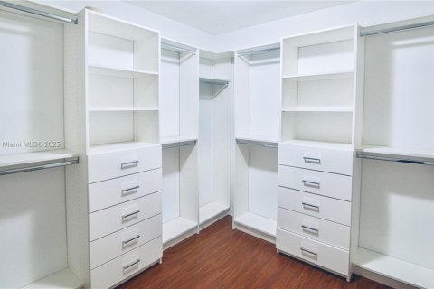 House in Coral Gables, Florida 3 bedrooms, 257.15 sq.m. № 1953860 - photo 28